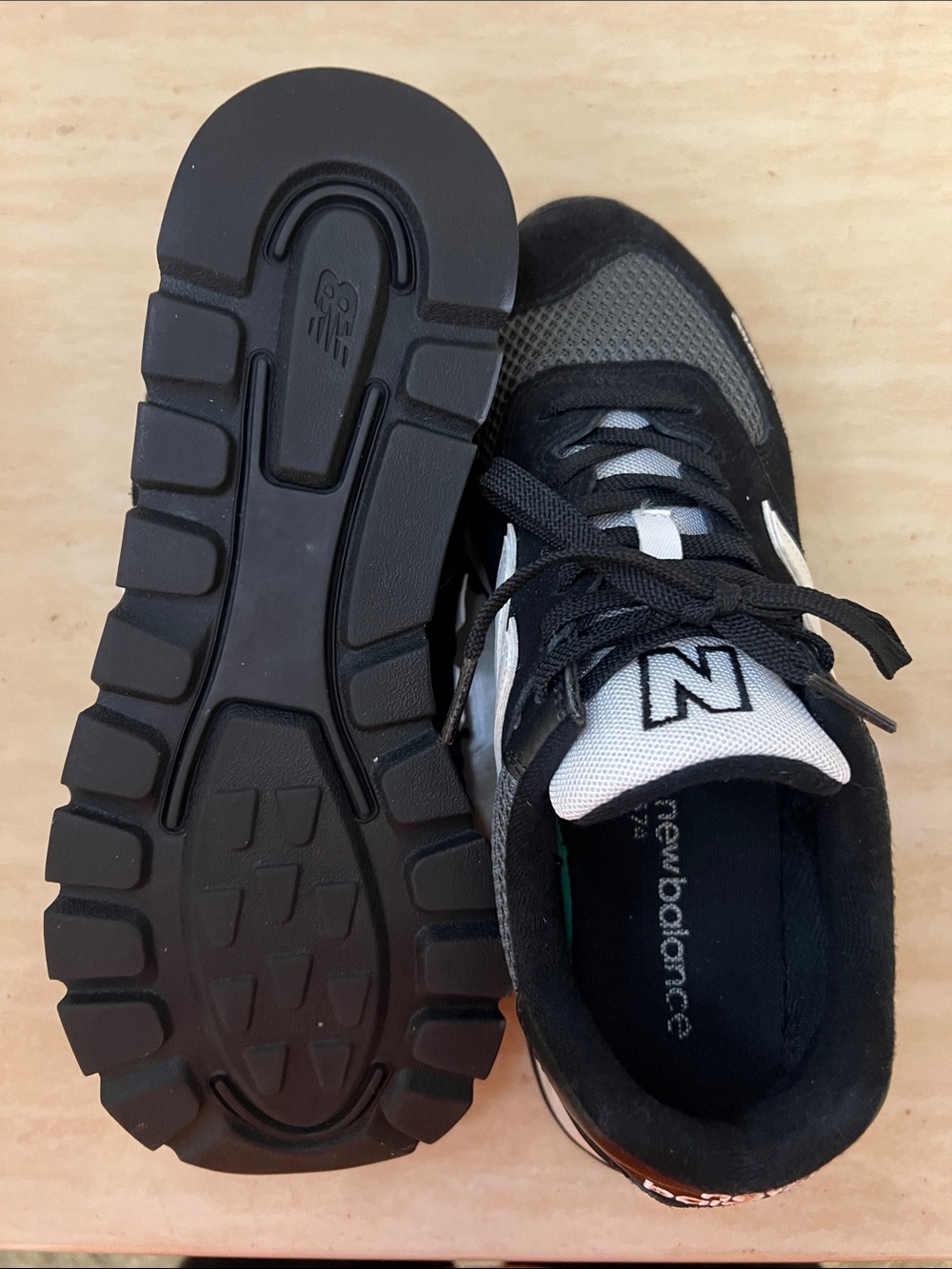 New Balance Men's Black and White 574 Retro Runner - Picture 3 of 3